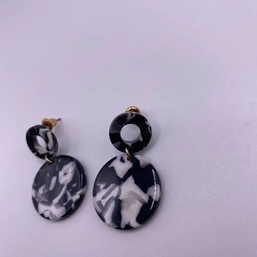 N/A black white